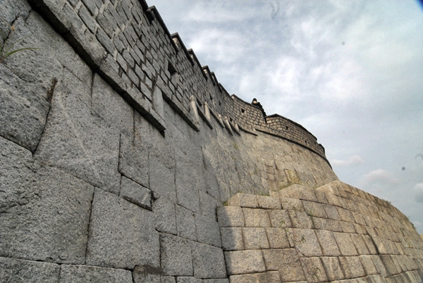 복원된 구간의 성벽. 위에는 동남각루가 있어 성벽이 급한 경사로 이루어져 있다