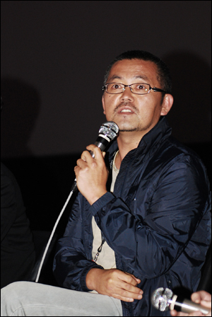  영화 <지슬>을 연출한 오멸 감독이 부산국제영화제에서 영화가 상영된 직후 관객들과 대화를 나누고 있다
