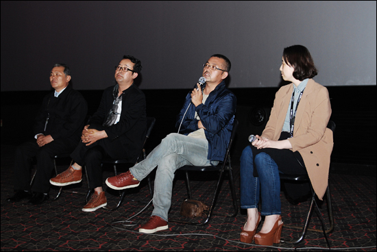  부산국제영화제에서 관객들과 대화를 나누고 있는, 영화 <지슬>을 연출한 오멸 감독과 관계자들