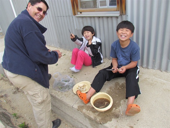  왼쪽부터, 신해리에 함께 사는 미국인 수의사 선생님, 조카 예솔 그리고 지성. 금세 뒷산에 가서 캐온 더덕을 다듬고 있다.