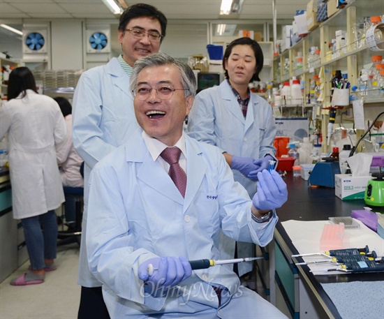 문재인 민주통합당 대선 후보가 10일 대전 유성구 한국생명공학연구원 바이오융합연구본부를 찾아 단백질 분석 실험을 해보고 있다.
