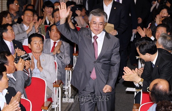 문재인 민주통합당 대선후보가 10일 오후 전북 전주 완산구 전북도당을 방문해 당원들의 박수를 받으며 입장하고 있다.