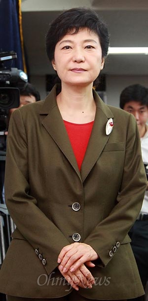 박근혜 대선후보가 10일 오후 경기도 수원시에서 열린 경기도당 대선선대위발대식에 참석하고 있다.