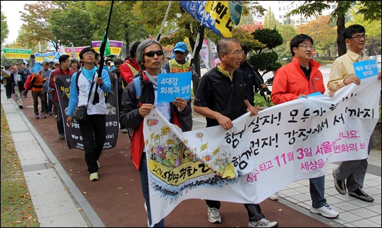스카이공동행동(SKY ACT) 참가자들이 대전시청 앞에서 대전역까지 행진을 벌이고 있다. 