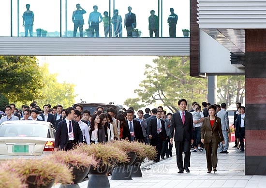 '기자 접근금지!' 10일 오후 경기도청을 방문한 박근혜 새누리당 대선후보가 김문수 지사의 안내를 받으며 걷고 있다. 이날 새누리당측은 '대통합' '화합'의 이미지를 만들어야 한다며, 두 사람이 걷고 있을 때 기자들은 근접하지 말 것을 요구했다. 두명이 걸어오는 동안 취재진은 멀리 떨어져서 차도를 걷고 있다.