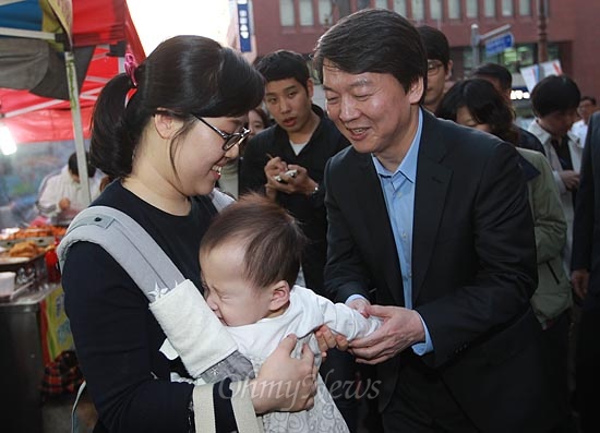  안철수 무소속 대선후보가 10일 오후 대전시 중구 은행동 으능정이 문화의거리를 찾아 시민들과 인사를 나누고 있다.
