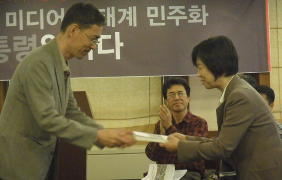 미디어커뮤니케이션 공동대표인 김승수 전북대 교수가 안철수 후보 진심캠프 정연숙 대변인에게 공약제안서를 전달하고 있다. 