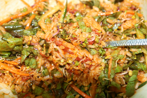 홍천 늘푸름 한우 육회 비빔밥은 정말 맛이 다릅니다. 축제장 한우프라자 식당에서 맛보실 수 있습니다.
