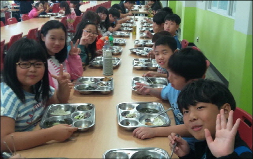 11일 울산 북구 약수초등학교 어린이들이 친환경 무상급식으로 점심을 먹다 브이자를 그리고 있다