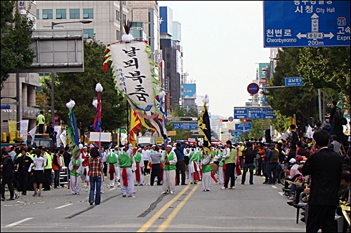 대구광역시 날뫼북춤도 광주 충장축제 퍼레이드에 참여했습니다.