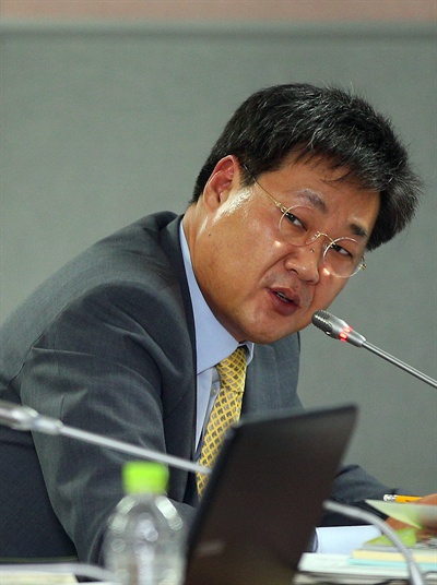 새누리당 정문헌 의원이 9일 오후 경기도 성남 한국국제협력단(KOICA)에서 열린 국회 외통위 한국국제협력단 국정감사에서 질의를 하고 있다. 