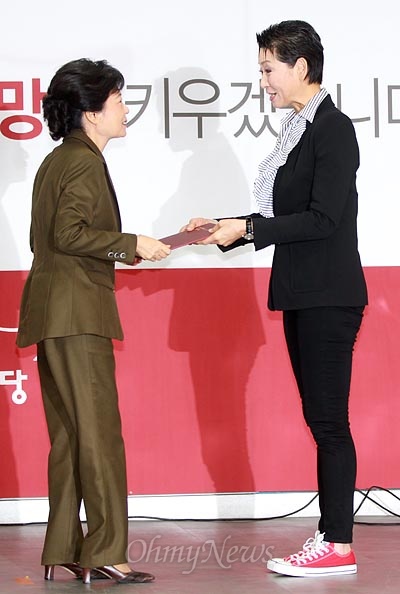 지난 10월 12일 오전 여의도 새누리당사에서 열린 국민행복선대위 임명장 수여식에서 박근혜 대선후보가 김성주 공동중앙선대위원장에게 임명장을 수여하고 있다.