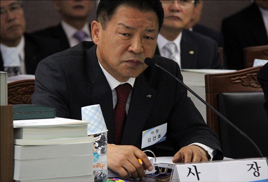 수자원공사 김건호 사장이 국토해양위 국감장에서 의원들의 질의에 답변하고 있다. 
