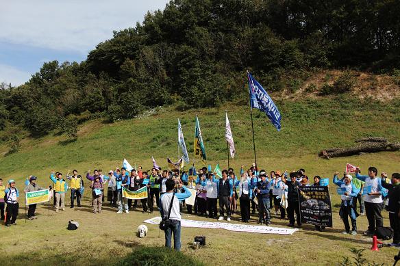 동학혁명지인 공주 우금치에서 대행진 참가자들이 <임을위한 행진곡>을 부르고 있다.