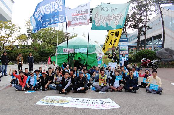생명평화대행진단이 대전역 동광장 철도노조 비정규직지회를 방문하여 같이 구호를 외치고 있다.