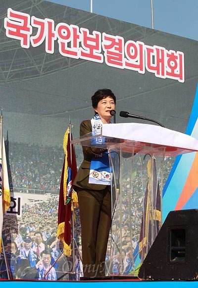 박근혜 새누리당 대선후보가 12일 오후 서울 올림픽공원 OL-Park축구장에서 열린 월남참전 48주년 기념식 및 국가안보결의대회에서 축사를 하고 있다.