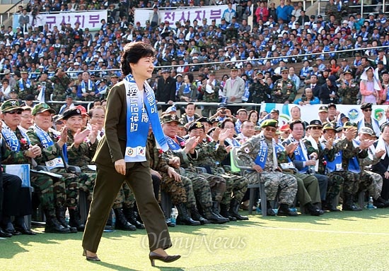 박근혜 새누리당 대선후보가 12일 오후 서울 올림픽공원 OL-Park축구장에서 열린 월남참전 48주년 기념식 및 국가안보결의대회에서 축사를 하기 위해 걸어가고 있다.
