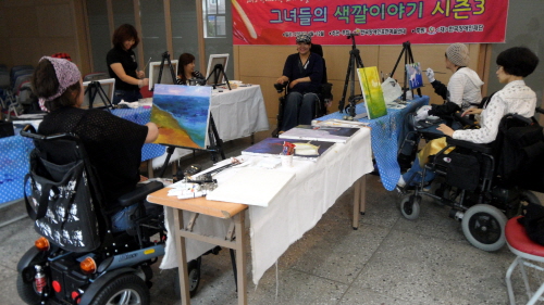 경기도 안양의 평성교회에서 진행된 장애여성화가만들기 교육 모습.