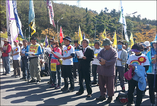 ‘2012 생명평화대행진단’ 약60여명이 12일 오전 부산 기장군 신고리핵발전소 일대를 도보 순례하는 행사를 열었다. 이들은 고리원자력본부 앞에서 기자회견을 열고 고리1호기 폐쇄와 부산핵단지화 중단을 요구했다.