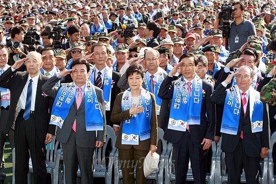 박근혜 새누리당 대선후보가 12일 오후 서울 올림픽공원 OL-Park축구장에서 열린 '월남참전 48주년 기념식 및 국가안보결의대회'에 참석해 국기에 대한 경례를 하고 있다.