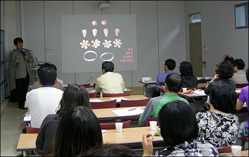  군산대 곽장근 교수가 군산시 성산면 여방리 백제고분에서 출토된 순금제 장식에 대해 설명하고 있다.
