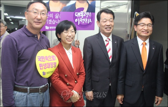 12일 저녁 창원노동회관에서 열린 '통합진보당 제18대 대통령선거 후보자 선출선거 경남합동유세'에 참석한 민병렬 후보와 강병기 비대위원장, 이정희 후보, 이병하 경남도당 위원장(오른쪽부터)가 나란히 서 있다.