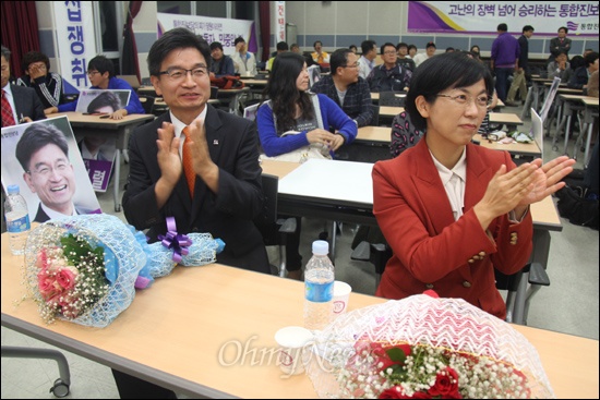  12일 저녁 창원노동회관에서 열린 '통합진보당 제18대 대통령선거 후보자 선출선거 경남합동유세'에 참석한 민병렬 후보와 이정희 후보가 박수를 치고 있다.