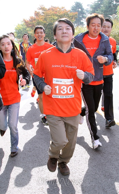 무소속 안철수 대선후보가 13일 오전 서울 상암동 월드컵공원에서 열린 과학기술나눔 마라톤 축제에 참석해 10km코스를 뛰고 있다.