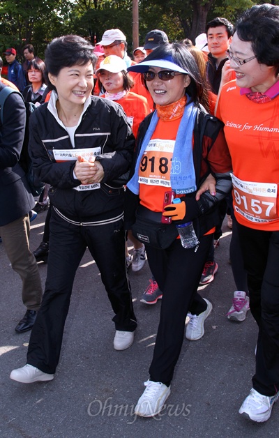 새누리당 박근혜 대선후보가 13일 오전 서울 상암동 월드컵공원에서 열린 과학기술나눔 마라톤 축제에 참석해 시민들과 함께 걷고 있다.