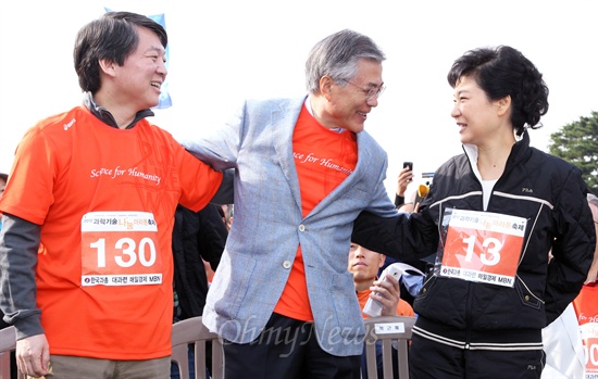 13일 오전 서울 상암동 월드컵공원에서 열린 과학기술나눔 마라톤 축제에 참석한 새누리당 박근혜·민주통합당 문재인·무소속 안철수 대선후보가 즉석에서 사회자의 제안으로 어깨동무를 하고 있다. 