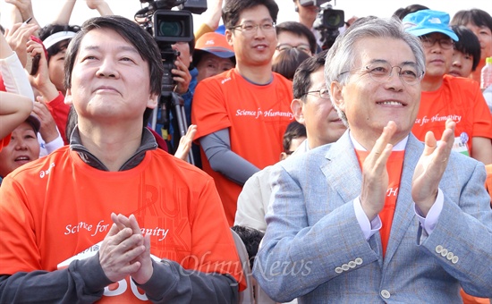 민주통합당 문재인·무소속 안철수 대선후보가 13일 오전 서울 상암동 월드컵공원에서 열린 과학기술나눔 마라톤 축제에 나란히 참석했다.
