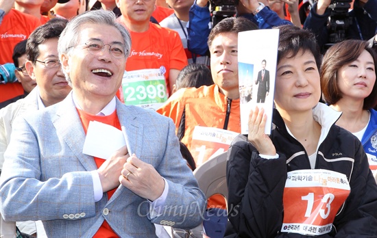 새누리당 박근혜·민주통합당 문재인 대선후보가 13일 오전 서울 상암동 월드컵공원에서 열린 과학기술나눔 마라톤 축제에 나란히 참석하고 있다.