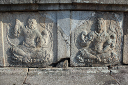 창림사터 석탑에 새겨진 팔부신중 중 일부 