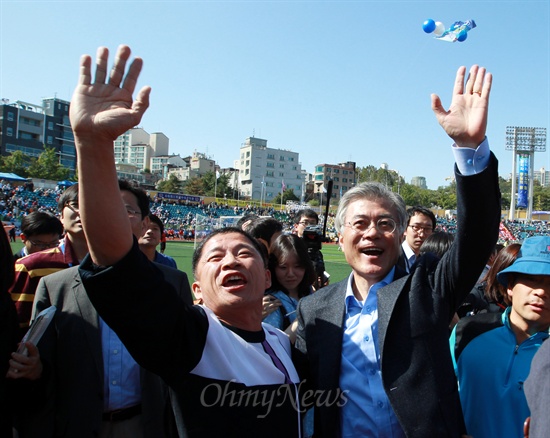 문재인 민주통합당 대선후보가 14일 오후 서울 효창운동장에서 열린 '제30회 대통령기 이북도민체육대회'에 참석해 인사를 하고 있다.
