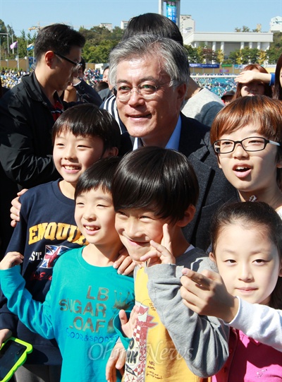 문재인 민주통합당 대선후보가 14일 오후 서울 효창운동장에서 열린 '제30회 대통령기 이북도민체육대회'에 참석해 어린이들과 사진을 찍고 있다.