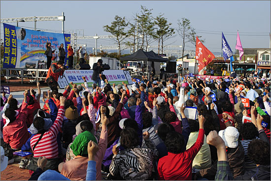 춘천역 앞 광장에서 "골프장 반대"를 외치고 있는 집회 참가자들.