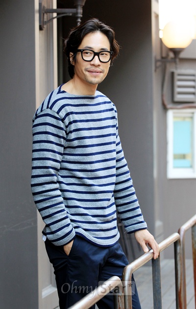  영화 <용의자X>에서 석고 역의 배우 류승범이 11일 오후 서울 신사동의 한 카페에서 인터뷰에 앞서 포즈를 취하고 있다.