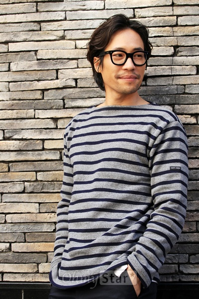  영화 <용의자X>에서 석고 역의 배우 류승범이 11일 오후 서울 신사동의 한 카페에서 인터뷰에 앞서 포즈를 취하고 있다.