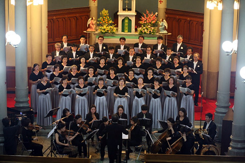 내리교회 시온찬양대와 내리오케스트라 단원들이 연주하고 있다.