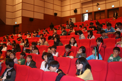  전라남도학생교육문화회관에서 열린 제3회 주니어 마술경연대회에 참가한 학생들이 마술경연대회를 구경하고 있다.  