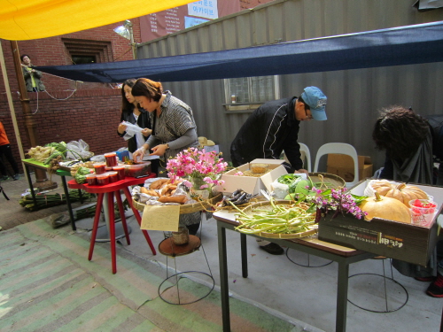 서울 근교의 텃밭에서 공수해 온 야채를 팔고 있는 모습