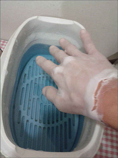물리치료할 때 쓰는 파라핀 통입니다. 많은 사람들이 손을 담그고 굳으면 떼어낸 후 녹여서 재사용을 합니다.