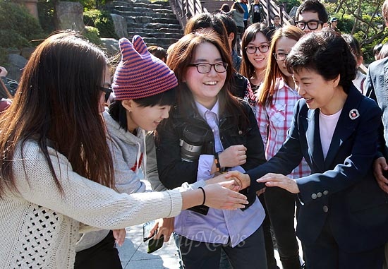 박근혜 새누리당 대선후보가 경남지역 총학생회장단과의 간담회를 마친뒤 교정을 걸으며 학생들과 인사를 나누고 있다.