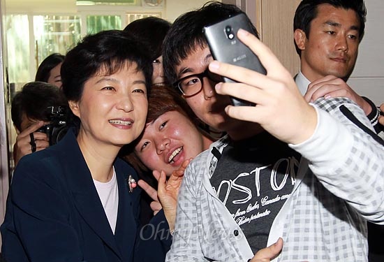 2012년 10월 15일 박근혜 새누리당 대선후보가 경상남도 창원 경남대학교에서 경남지역 총학생회장단과의 간담회를 마친뒤 교내 인문관을 방문해 학생들과 기념촬영을 하고 있다.
