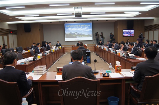 국회 교육과학기술위원회는 15일 오후 경북대학교에서 국정감사를 벌였다.