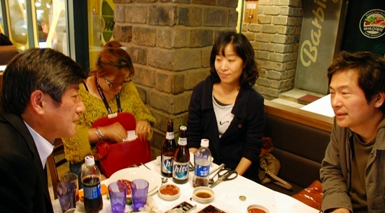  왼쪽부터 시네마투게더의 밤을 찾은 이용관 집행위원장, 멘티인 강수현씨와 윤지영씨, 멘토 남진우 교수. 