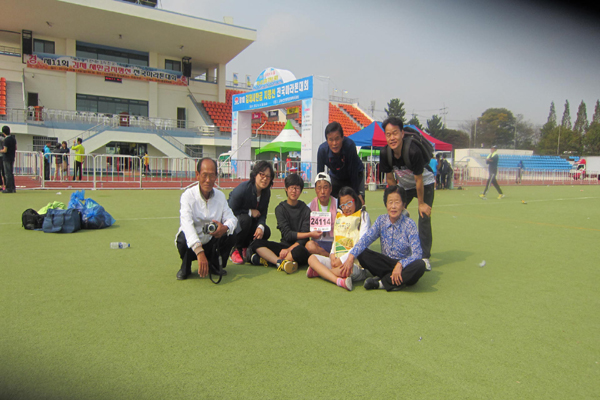 사고의 처음부터 같이한 사랑하는 가족들이 함께해 '치유와 회복의 가족 축제'로 꾸밀 수 있었고 그런 시간을 통해 가족들 마음에 자리한 트라우마를 각자가 치유할 수 있었다고 생각한다. 연로하신 부모님, 내 재활에 큰 힘을 준 형들, 어린 초등학교 4학년 때부터 재활에 도움을 준 조카, 지난한 재활의 동기이며 지금껏 묵묵히 가장의 역활을 다하는 아내와 딸이 함께한 축복된 시간이었다.