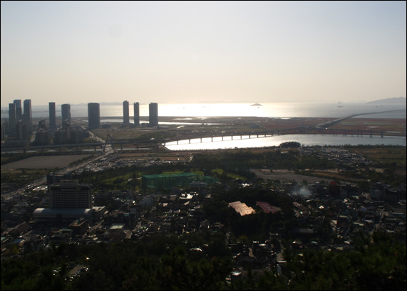 인천은 물론 우리나라 명물 대교가 된 인천대교 풍경인데 역광에다 카메라가 좋치않아 사진이 좀 그렇다. 
