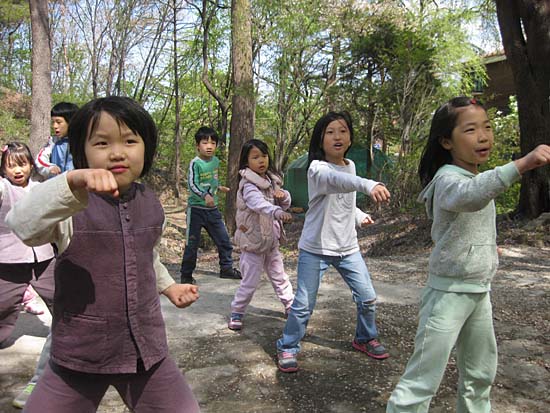 마을학교 앞마당에서 몸통 지르기를 하고 있는 아이들