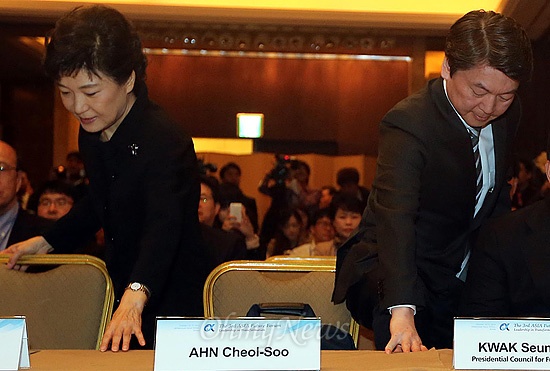 16일 오전 서울 밀레리엄힐튼호텔에서 열린 제3회 아시아미래포럼이에 박근혜 새누리당 대선후보와 안철수 무소속 대선 후보가 참석해 자리에 앉고 있다. 